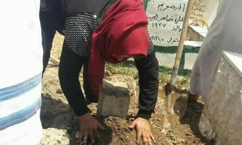 اللبنانية قرب قبر ابنها شمال لبنان (فيس بوك)