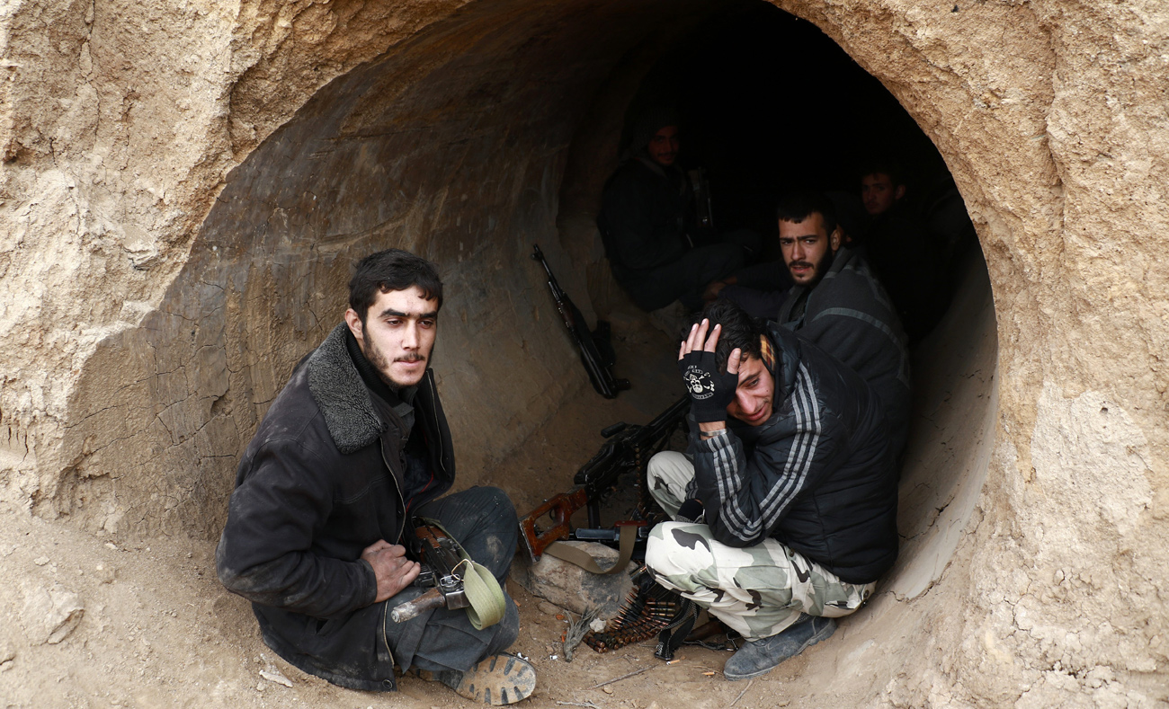 مقاتلون من "فيلق الرحمن" على جبهة مرج السلطان في الغوطة الشرقية (عبد المنعم عيسى/AFP)