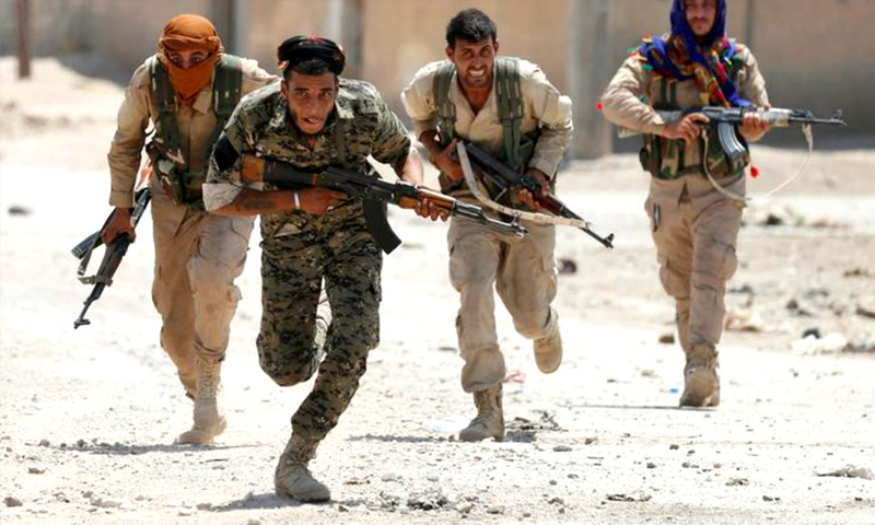 عناصر من قوات سوريا الديموقراطية في أحياء مدينة الرقة - (رويترز)