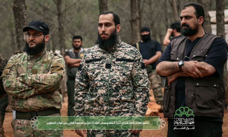 علي العمر قائد أحرار الشام (منتصف الصورة) ونائبه جابر علي باشا (يسار الصورة) وحسن صوفان (يمين الصورة)
