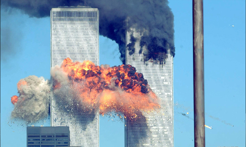 برجا التجارة العالميين في نيويورك أثناء اصصدام الطائرات - 11 أيلول 2001 - (انترنت)