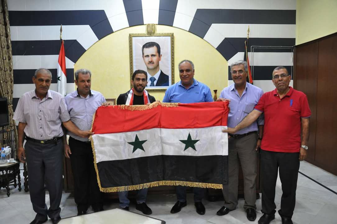 اللاعب السوري فراس الخطيب إلى جانب محافظ حمص طلال البرازي (مجلس المحافظة)