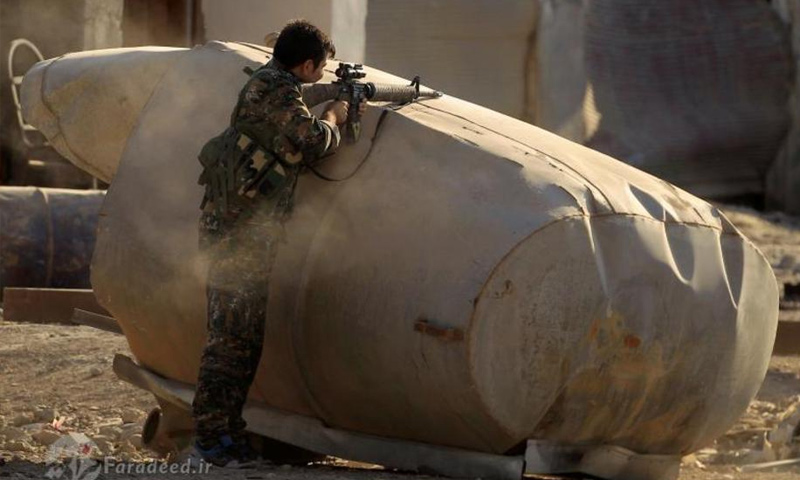مقاتل من قوات سوريا الديموقراطية في مدينة الرقة - آب 2017 - (رويترز)