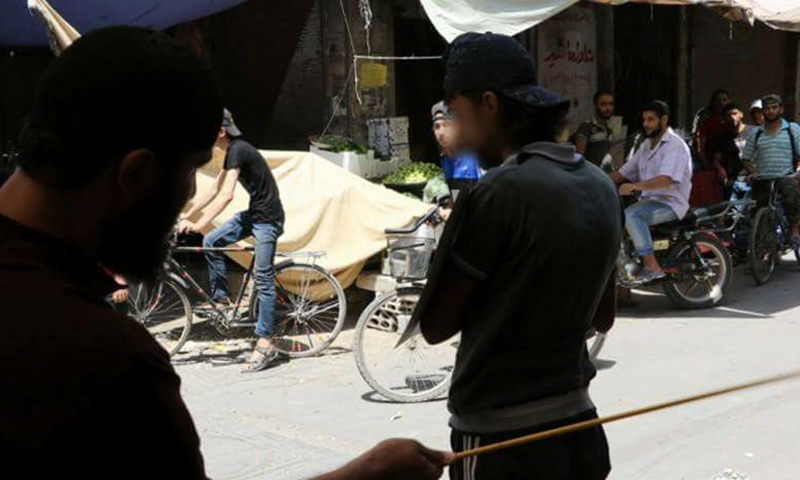 إقامة الحد على رجل جاهر بالتدخين جنوب دمشق بحسب رواية تنظيم "الدولة" (المكتب الإعلامي للتنظيم)