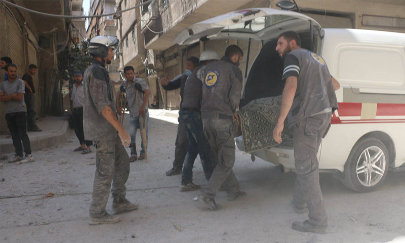 فرق الدفاع المدني تسعف جرحى القصف الجوي على بلدة عين ترما في الغوطة الشرقية - 1 آب 2017 - (الدفاع المدني)