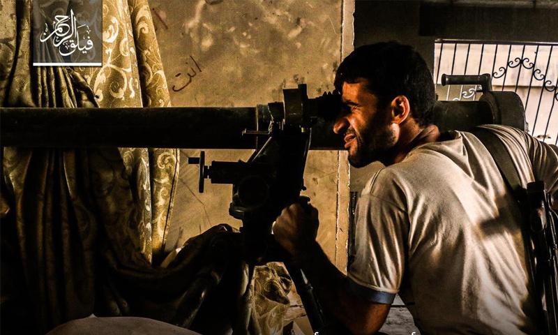 مقاتل من فيلق الرحمن على الجبهات العسكرية في بلدة عين ترما في الغوطة الشرقية - 8 آب 2017 - (عنب بلدي)