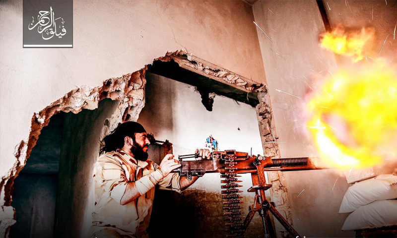 مقاتل من فيلق الرحمن أثناء التصدي لاقتحام قوات الأسد على محور عين ترما في الغوطة الشرقية - (فيلق الرحمن)