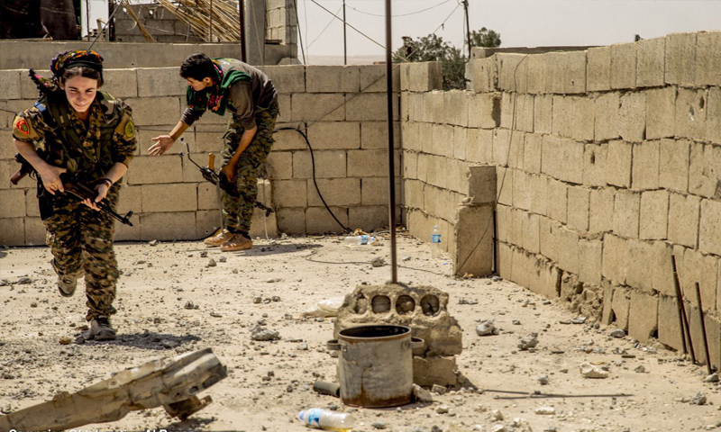 مقاتلات من قوات سوريا الديموقراطية أثناء المواجهات العسكرية في مدينة الرقة - 28 آب 2017 (غضب الفرات)