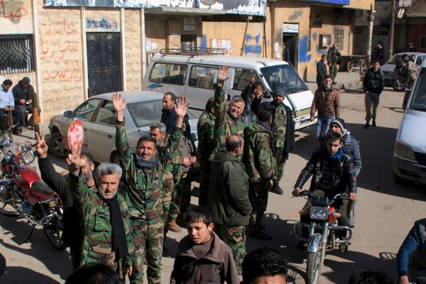 مقاتلون في قوات الأسد يحتفلون مع سكان نبل والزهراء بعد فك الحصار عن بلداتهم شمال حلب - 4 شباط 2016( رويترز )