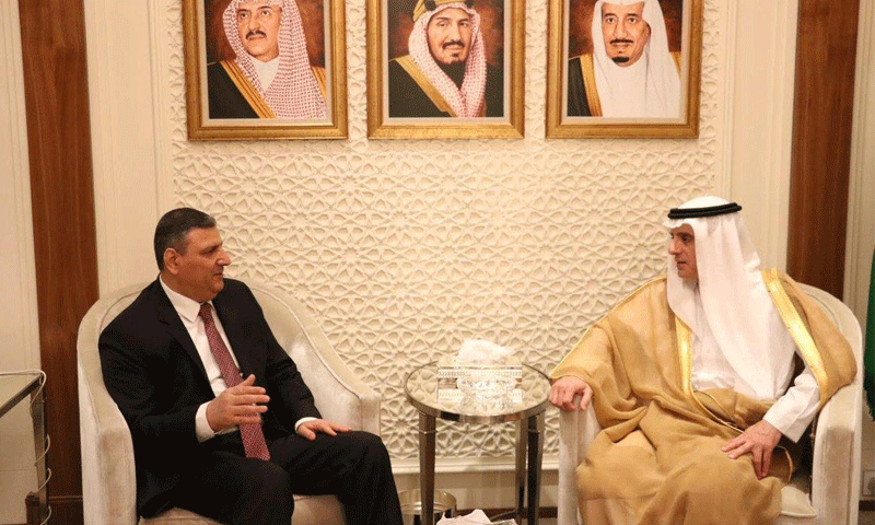تعبيرية: وزير الخارجية السعودي عادل الجبير ومنسق الهيئة العليا للمفاوضات المعارضة رياض حجاب في الرياض (وكالات)