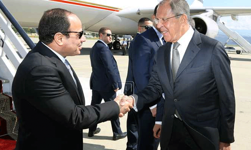 وزير الخارجية الروسي سيرغي لافروف ورئيس مصر عبد الفتاح السيسي (وكالات)