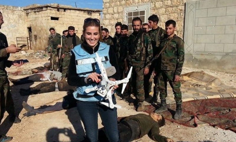 كنانة علوش بجانب جثث مقاتلي المعارضة السورية (انترنت)