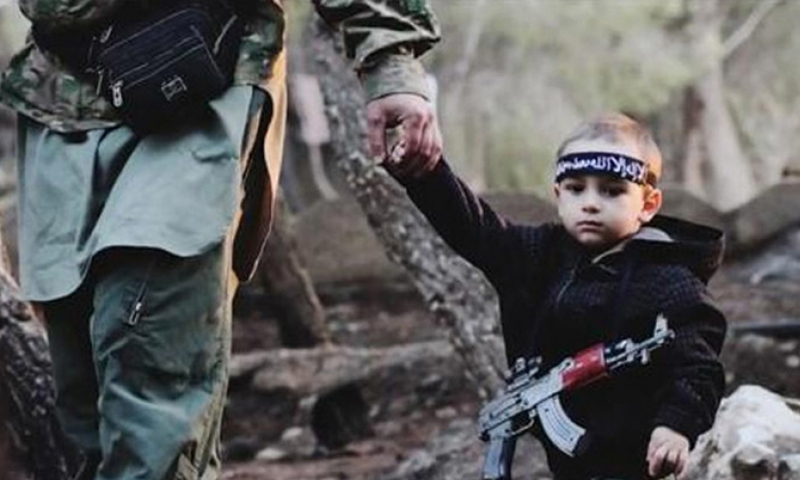 طفل شيشاني في صفوف تنظيم "الدولة الإسلامية" في العراق - (انترنت)