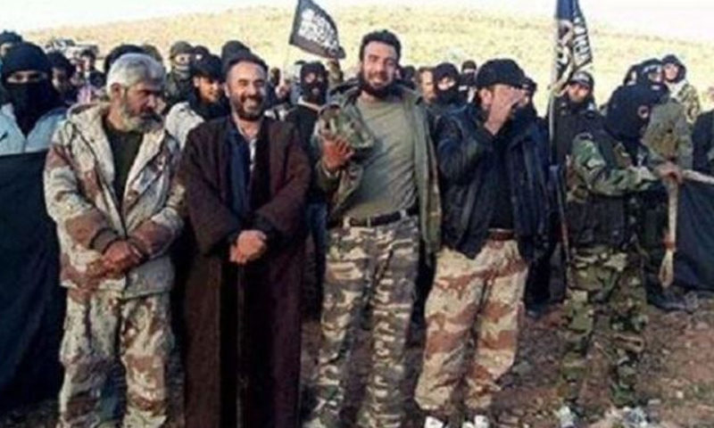 أمير تنظيم الدولة في القلمون الغربي يتوسط مجموعة من مقاتلي التنظيم في القلمون الغربي - (انترنت)