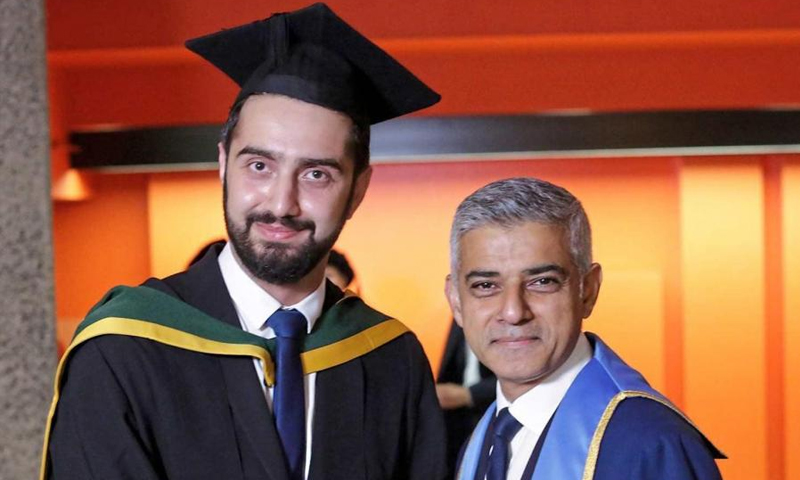 عمدة لندن صادق خان إلى جانب الطبيب السوري تيريج بريمو - (صحيفة آي البريطانية)