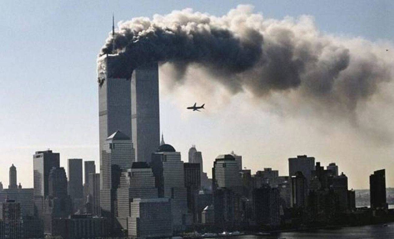الطائرة الثانية قبيل اسصطدامها بالبرج الثاني - 11 أيلول 2001 (انترنت)