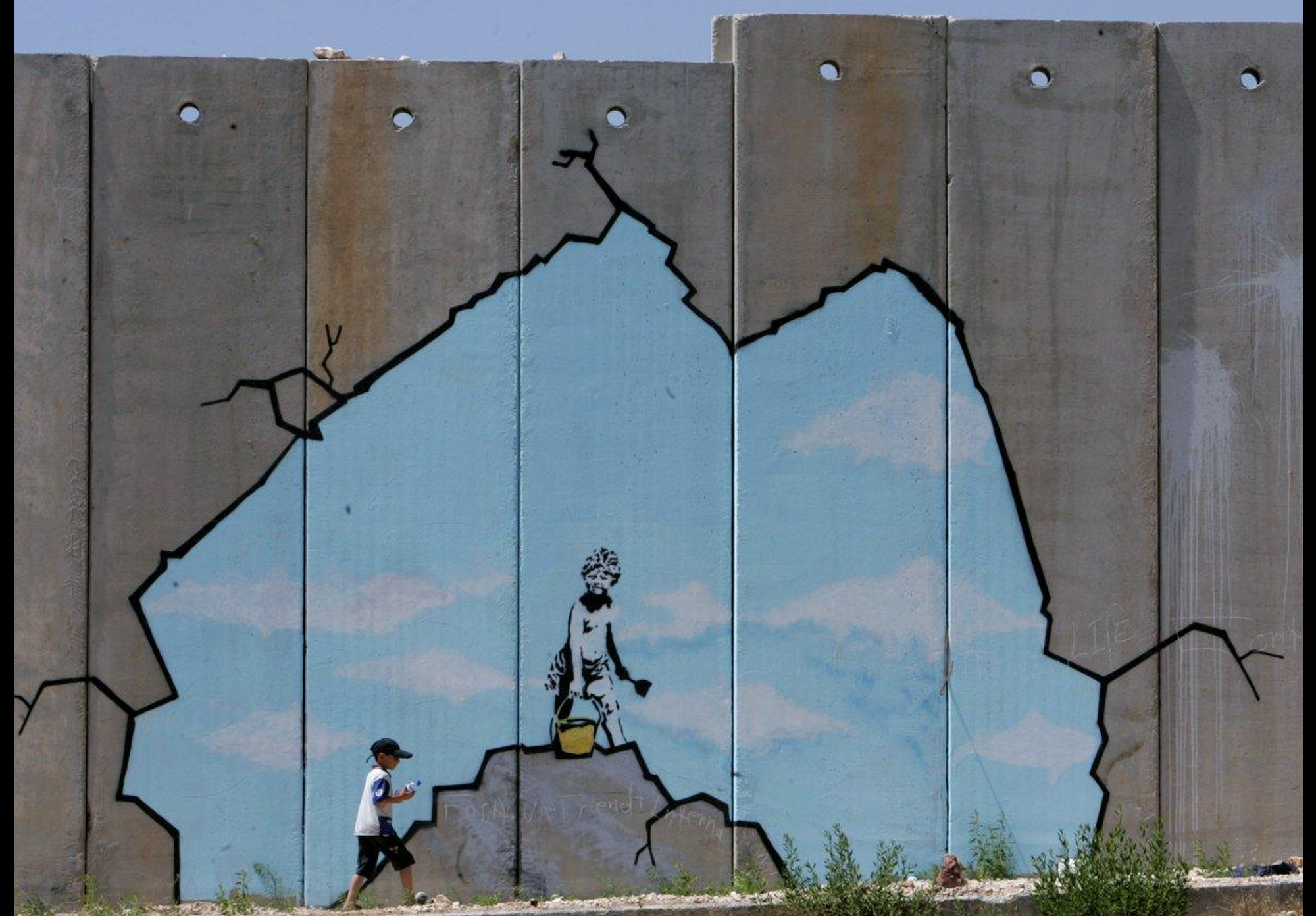 غرافيتي لبانكسي على جدار الفصل الإسرائيلي في فلسطين (رويترز)