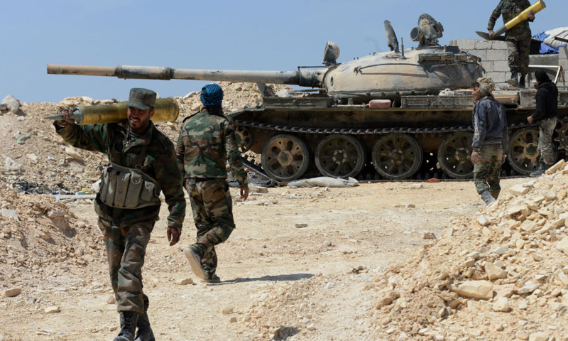 عناصر من قوات الأسد وميليشيا الدفاع الوطني خلال المعارك ضد تنظيم الدولة في البادية السورية - (انترنت)