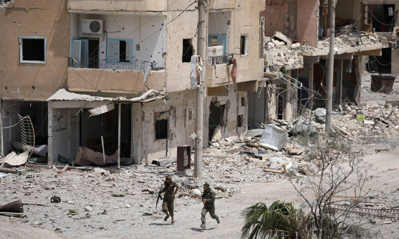 عناصر من قوات سوريا الديموقراطية خلال المعارك الدائرة ضد تنظيم الدولة في الرقة - 5 أيلول 2017 (رويترز)