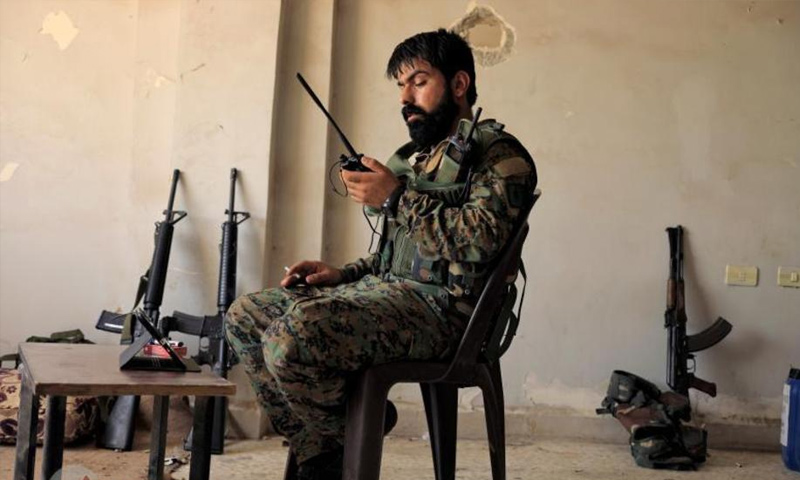 مقاتل من قوات سوريا الديموقراطية في مدينة الرقة - آب 2017 (رويترز)مقاتل من قوات سوريا الديموقراطية في مدينة الرقة - آب 2017 (رويترز)