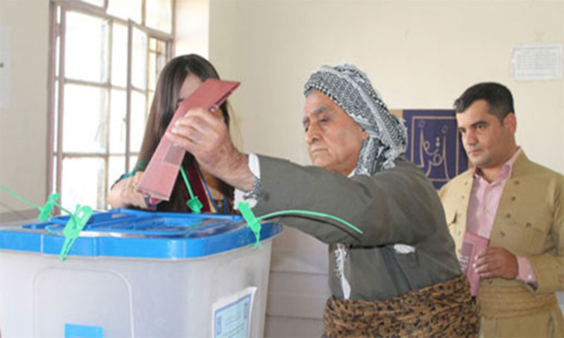 ناخب يدلي بصوته في إقليم كردستان 2017 (انترنت)