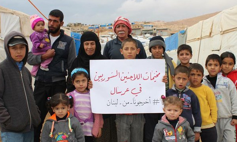 لاجئون سوريون في مخيمات عرسال يطالبون إخراجهم من الأراضي اللبنانية احتجاجًا على ممارسات الأمن اللبناني - كانون الأول 2016 - (انترنت)