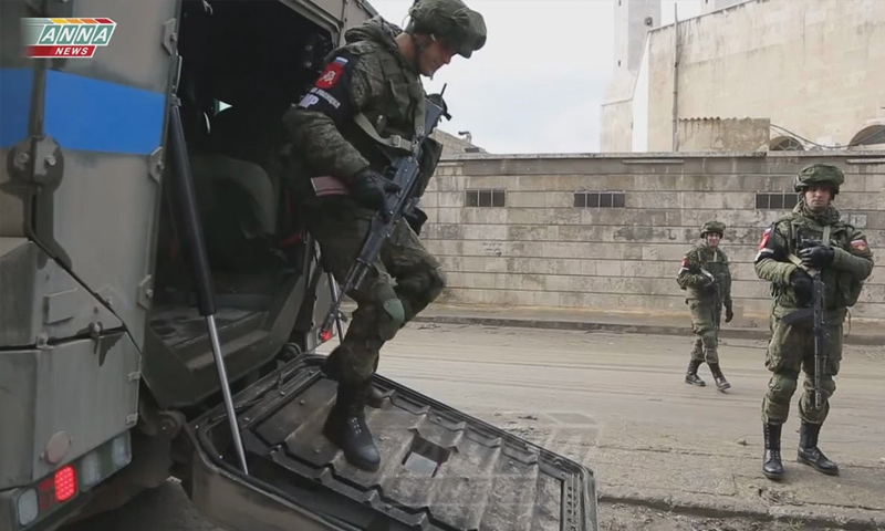 عناصر من الشرطة الروسية في مدينة حلب - (anna)