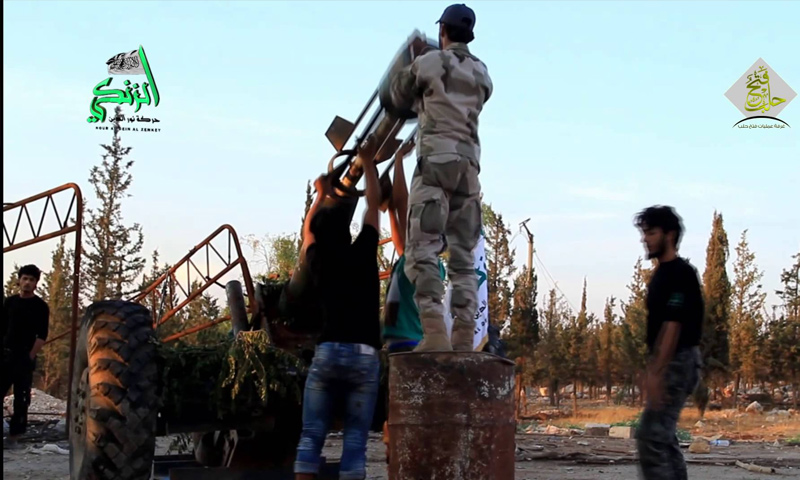 عناصر من حركة نور الدين الزنكي يتجهزون لقصف مواقع قوات الأسد في ريف حلب الغربي - (انترنت)