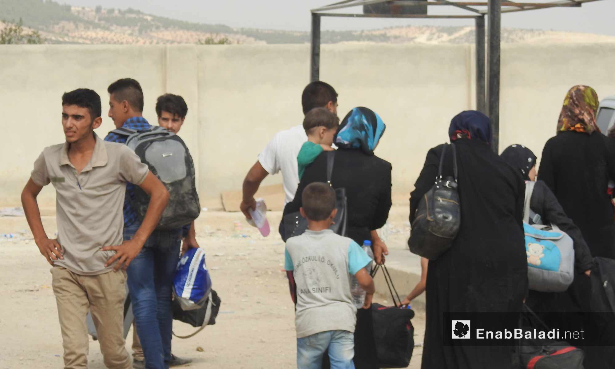 حركة المغادرين السوريين للعودة إلى تركيا بعد انتهاء إجازة العيد عند معبر باب السلامة الحدودي شمال حلب - 16 أيلول 2017 (عنب بلدي)