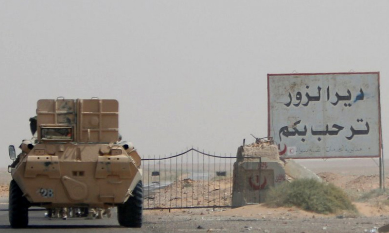 بوابة محافظة دير الزور - 20 أيلول 2017 (Reuters)