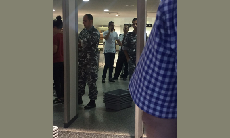 المطرب السوري حسين الديك في مطار بيروت الدولي - 10 أيلول 2017 - (فيس بوك)