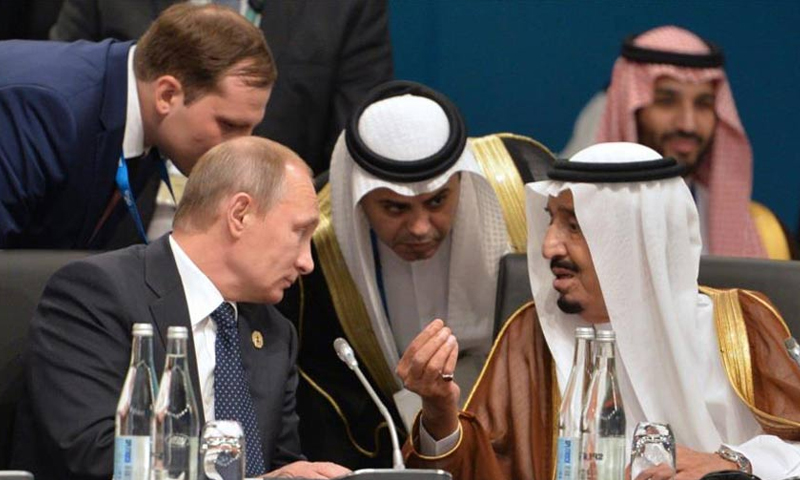 الملك السعودي سلمان بن عبد العزيز والرئيس الروسي فلاديمير بوتين في قمة العشرين باستراليا - 15 تشرين الثاني 2014 (انترنت)