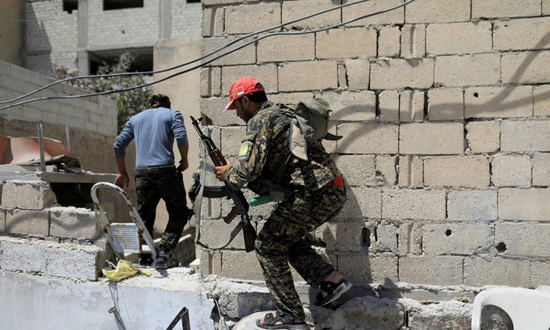 عناصر من قوات سوريا الديموقراطية خلال المواجهات العسكرية في الرقة - حزيران 2017 (رويترز)
