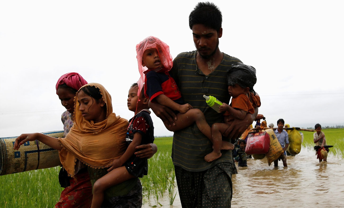 فارون من مسلمي الروهينجا يجتازون الحدود نحو بنغلادش (رويترز)