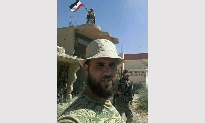 عناصر من قوات الأسد داخل بلدة عقيربات في ريف حماة الشرقي - 3 أيلول 2017 (صفحة طرطوس اليوم الموالية للنظام في فيس بوك)