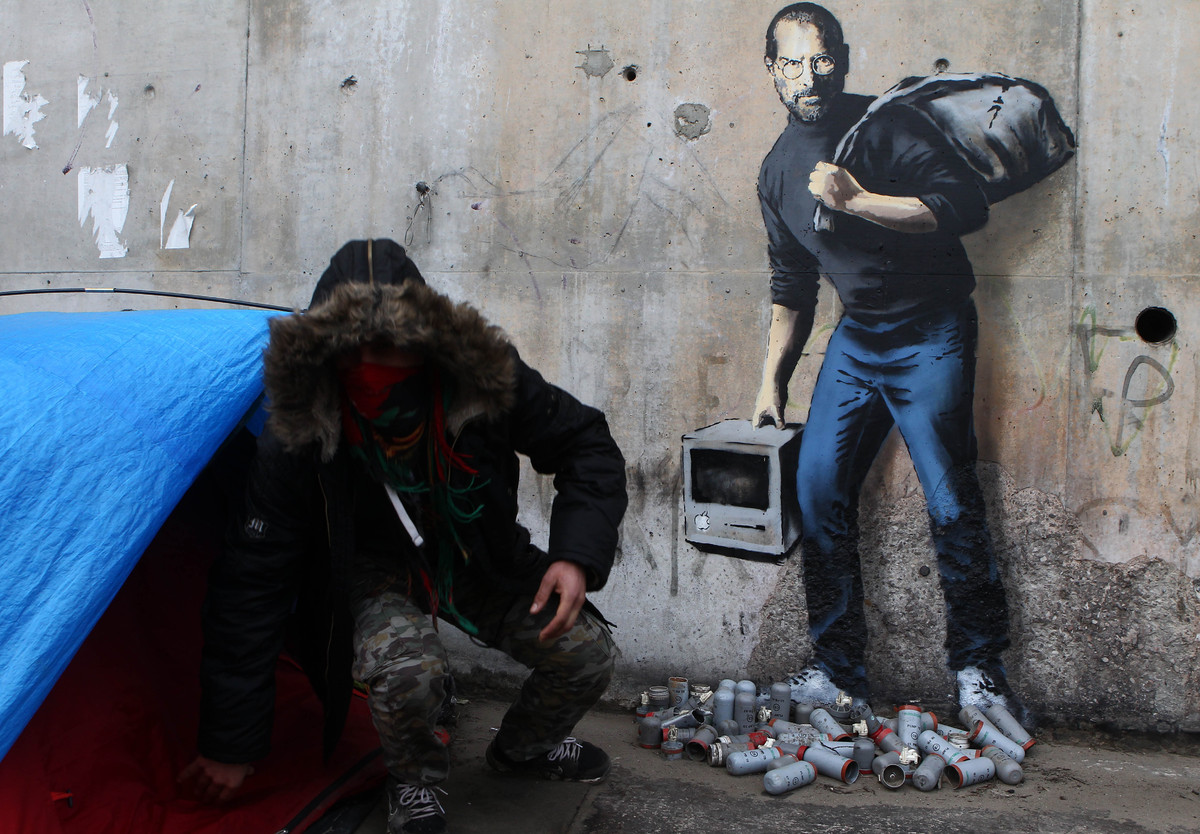 غرافيتي لبانكسي في مخيم كاليه يصور ستيف جوبز (إنترنت)