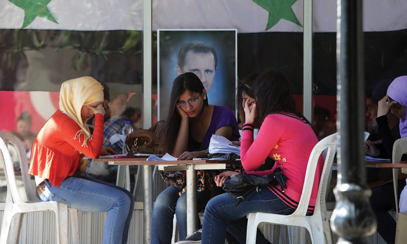 فتيات سوريات في جامعة البعث بحمص - 6 آذار 2016 (AFP)
