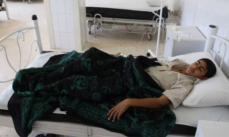 طفل مصاب بالتيفوئيد في مستشفى بإدلب - 27 أيار 2017 (رويترز)