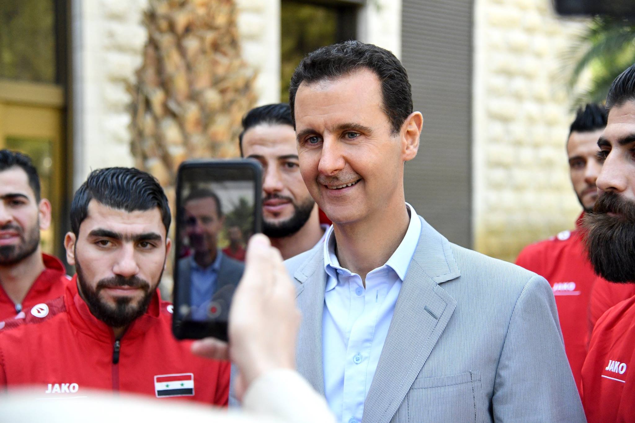 رئيس النظام السوري، بشار الأسد، يستقبل لاعبي المنتخب السوري - 23 تشرين الأول 2017 (رئاسة الجمهورية)