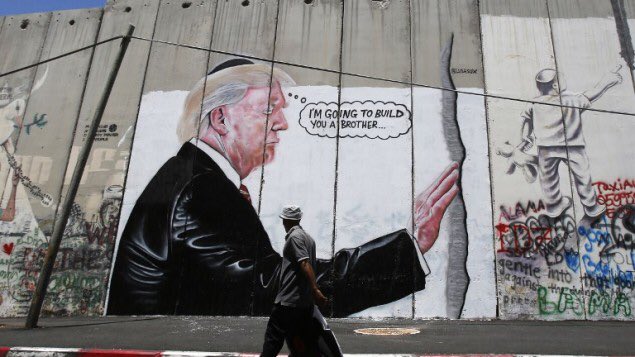 جرافيتي يصور الرئيس الأمريكي، دونالد ترامب، على جدار الفصل - 4 آب 2017 (AFP)