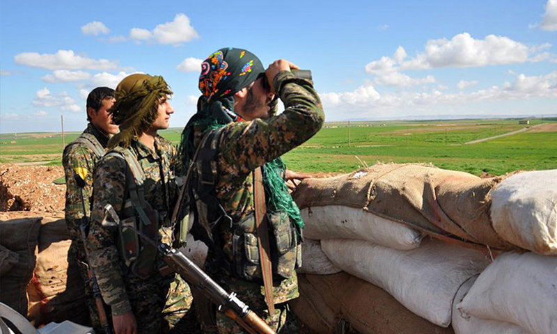 مقاتلون في وحدات حماية الشعب الكردية (إنترنت)