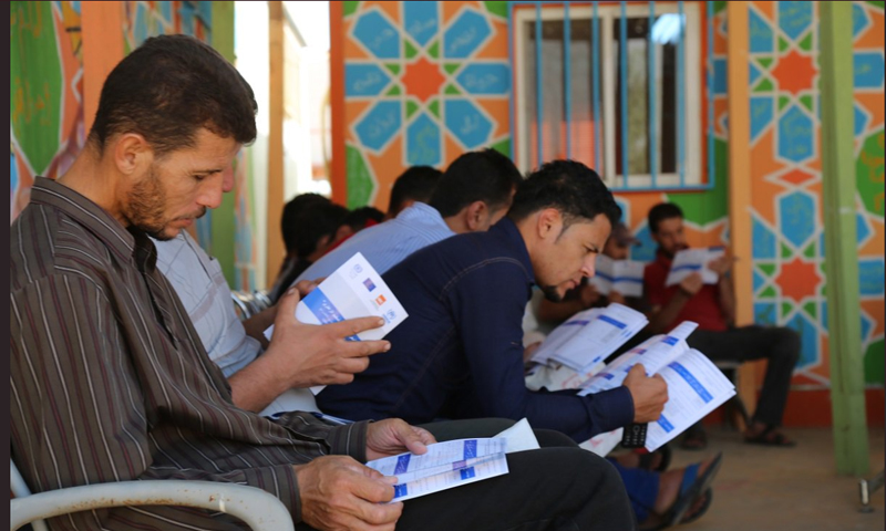 لاجئون ينتظرون دورهم للتسجيل على فرصة عمل في مخيم الزعتري - 4 تشرين الأول 2017 (تويتر)