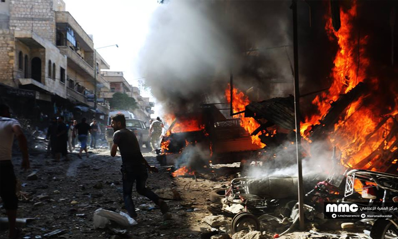 آثار القصف الجوي على سوق مدينة معرة النعمان جنوبي إدلب - 8 تشرين الأول 20017 (مركز المعرة الإعلامي)