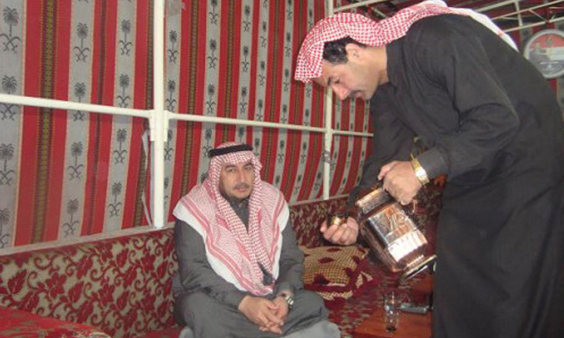 عضو مجلس الشعب احمد دوريش يتناول القهوة المرة في مضافته 2009 (انترنت)