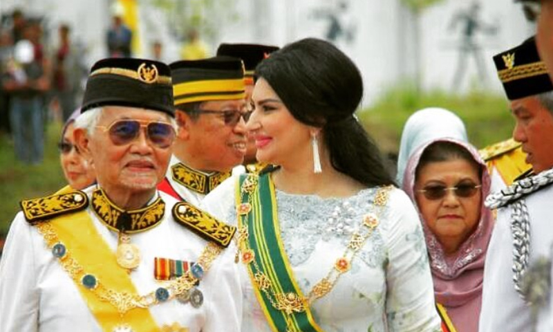 حاكم ولاية سرواك الماليزية وزوجته السورية رغد الكردي (انستغرام)