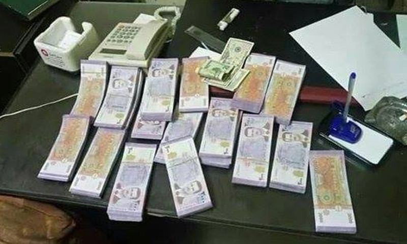الأوراق المالية المزورة التي ضبطت من قبل الجيش الحر في القلمون الشرقي - 29 تشرين الأول - (فيس بوك)
