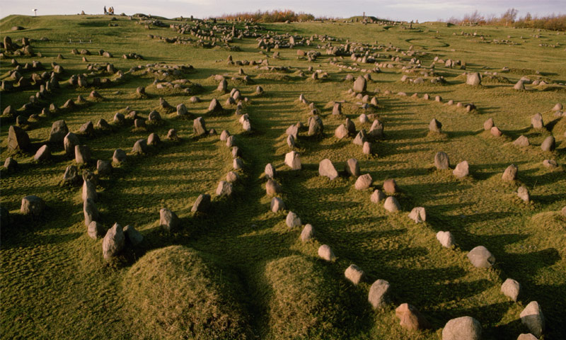 أكبر مقبرة للفايكنغ تحتوي على 600 قبر في الدنمارك (Ted Spiegel/Getty Images)