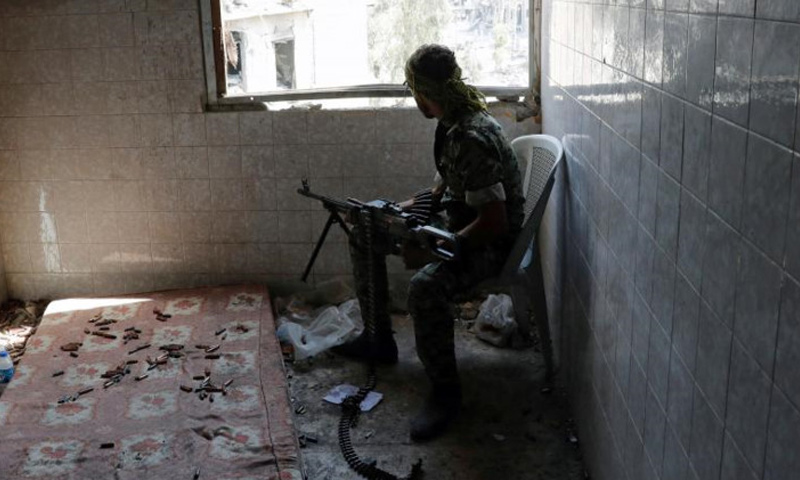 مقاتل من قوات سوريا الديموقراطية في أحياء مدينة الرقة - 11 تشرين الأول 2017 (رويترز)