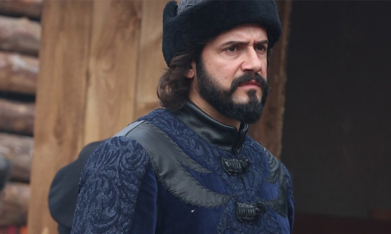 الممثل التركي جيم أوتشان بدور "علي يار" في مسلسل "أرطغرل" (TRT)