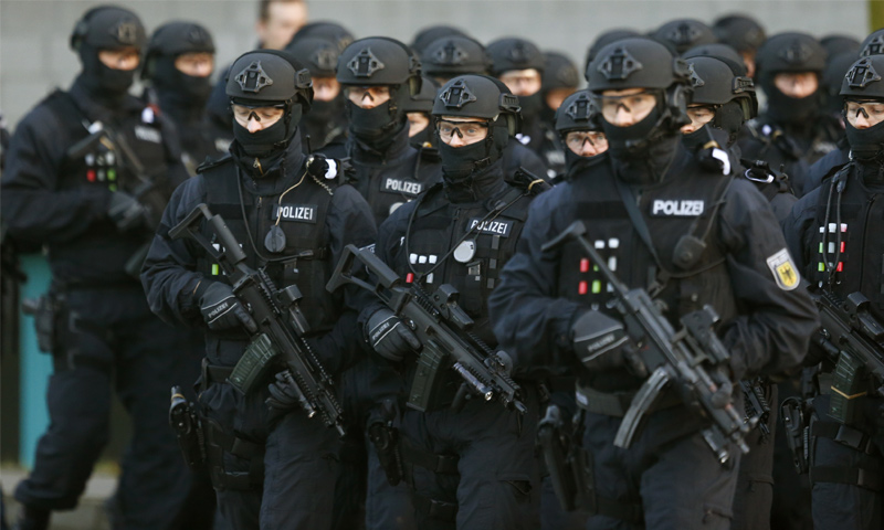 عناصر من الشرطة الفدرالية الألمانية في عرض لمكافحة الإرهاب - 16 كانون الأول 2015 (رويترز)
